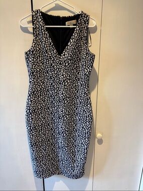 MICHAEL Michael Kors Black & White Textured V-Neck Sheath Dress